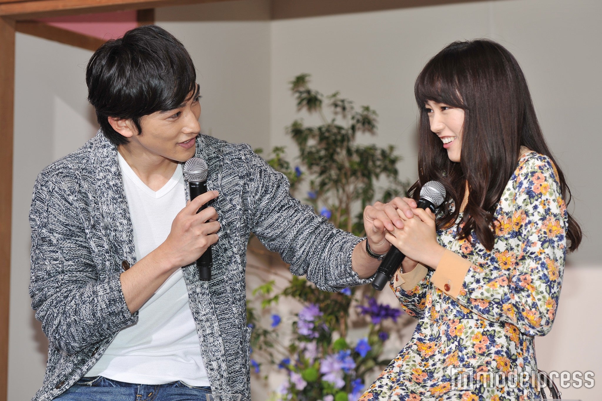 町田啓太、桐谷美玲（C）モデルプレス