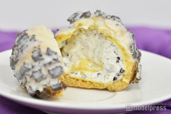 白いブラックサンダー クッキー&クリームシュー(C)モデルプレス