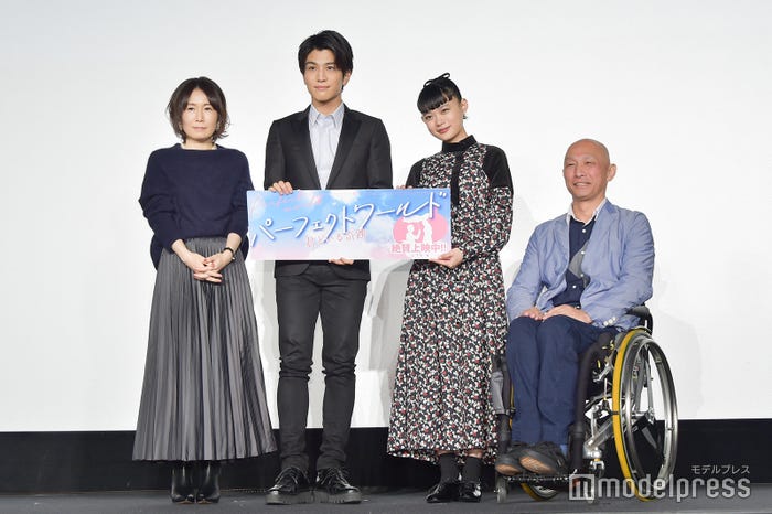 有賀リエ氏、岩田剛典、杉咲花、阿部一雄氏 (C)モデルプレス