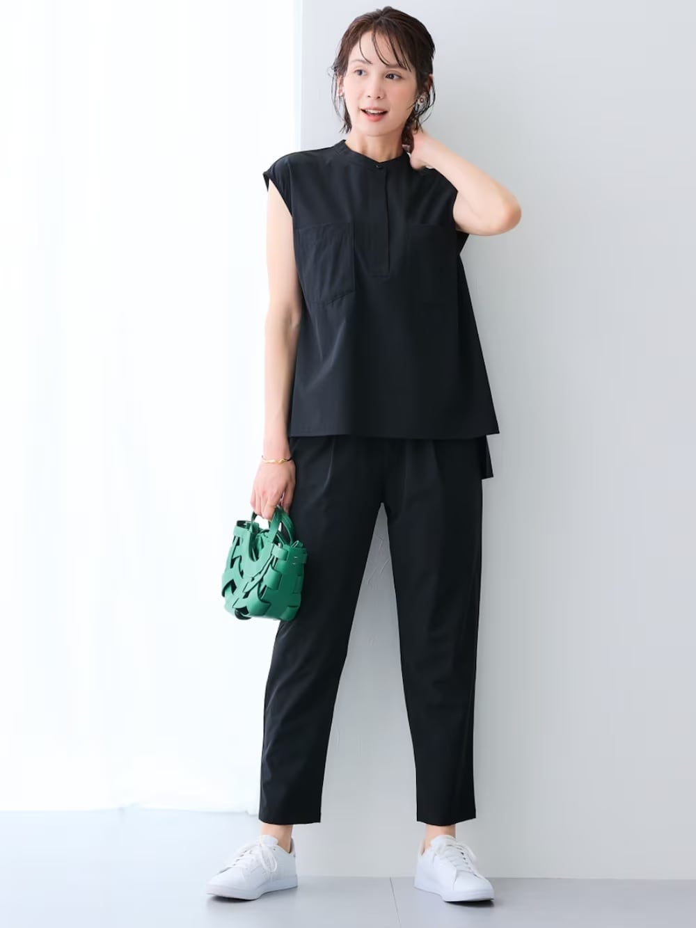 雨をはじく素材のセットアップ＆スニーカーで雨対策も万全　出典：WEAR