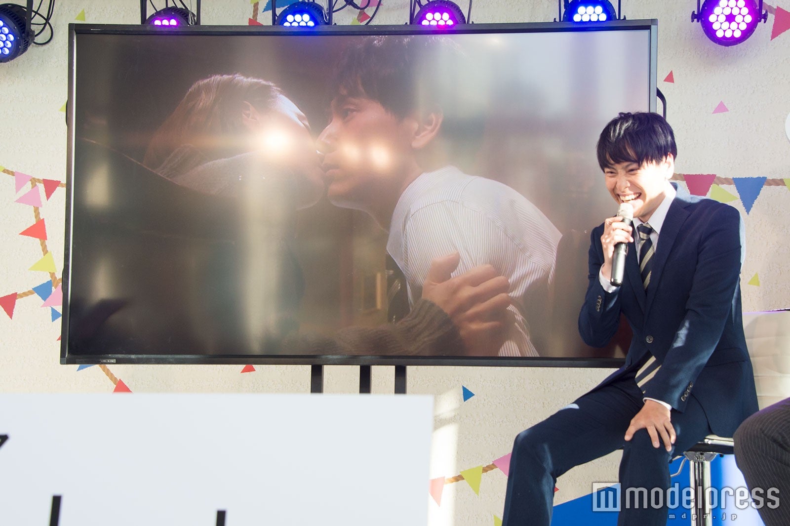 キスシーンに恥ずかしがる山下健二郎 （C）モデルプレス