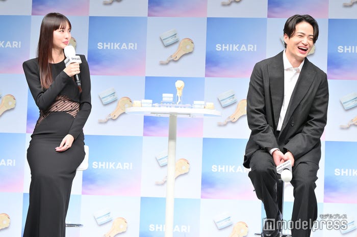 鈴木えみの美貌に驚いた菊池風磨(C)モデルプレス