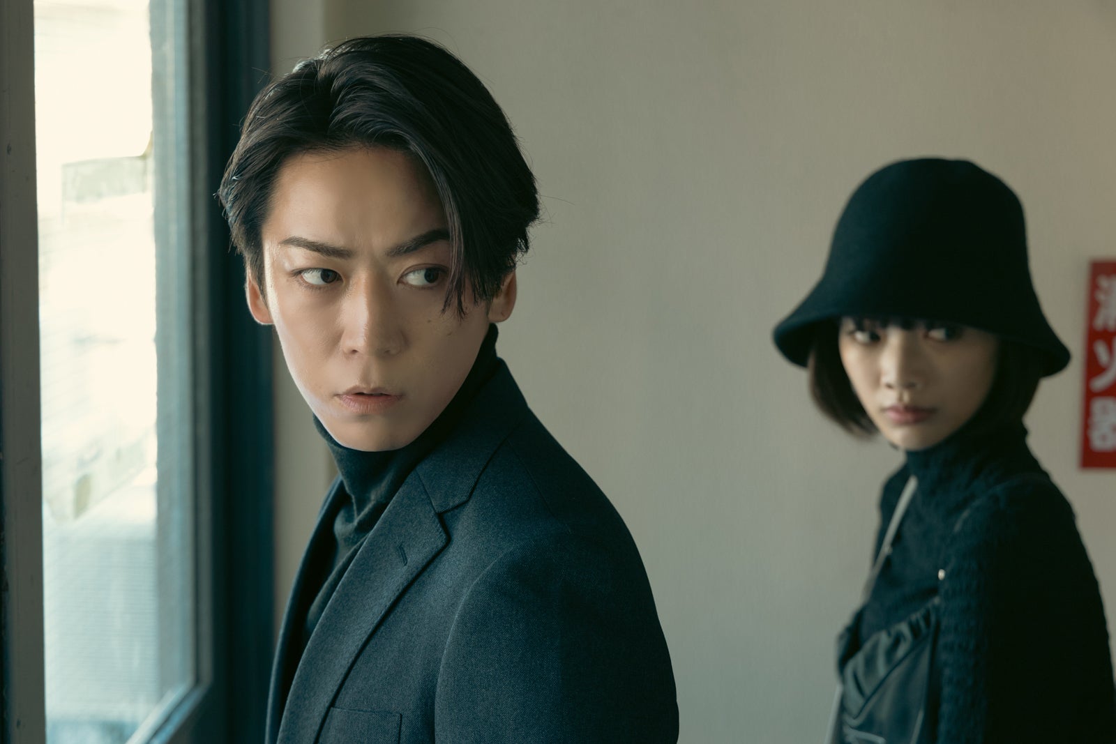 亀梨和也、見上愛（C）WOWOW