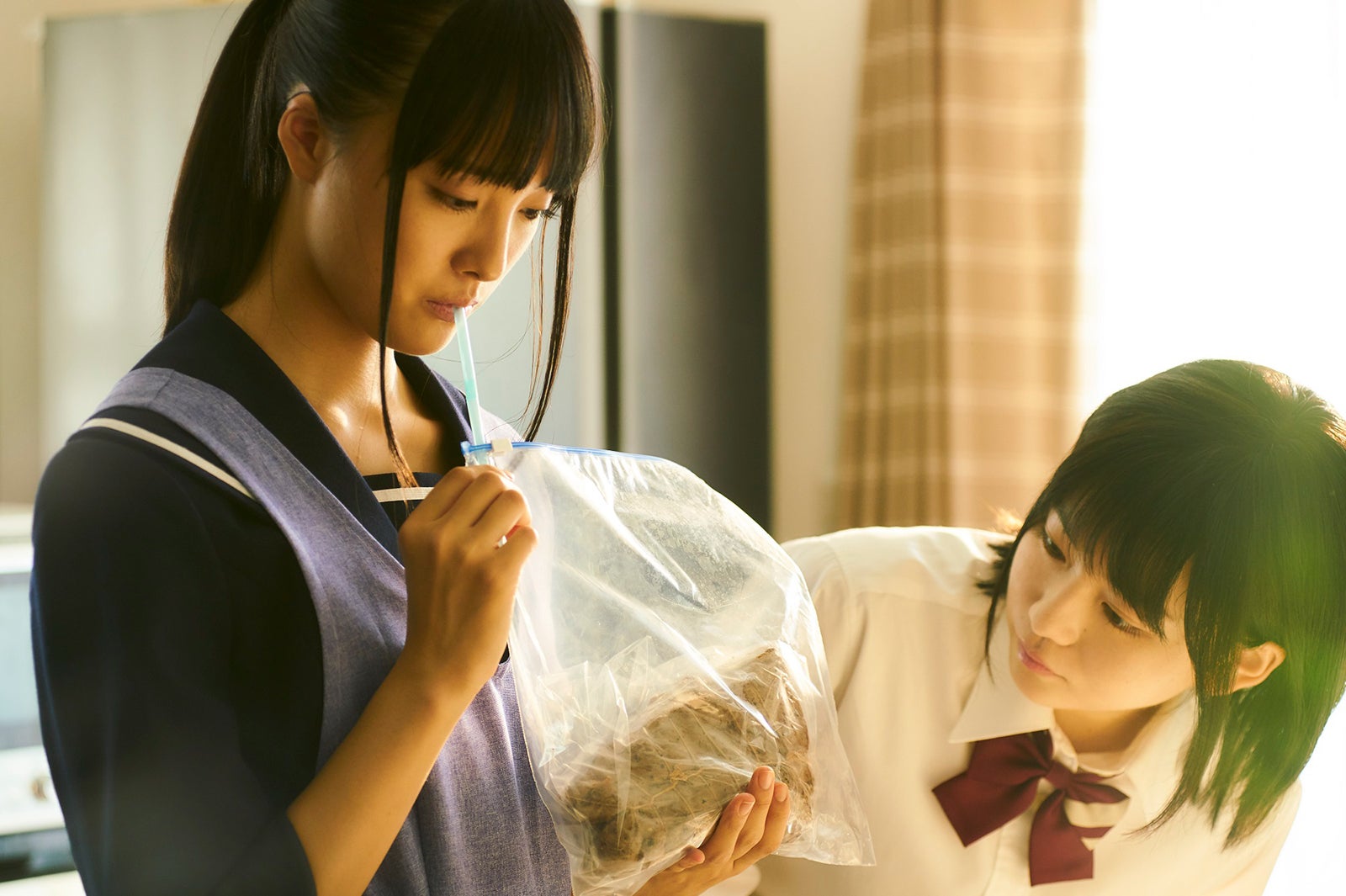 大友花恋、山田杏奈／「新米姉妹のふたりごはん」第2話より（C）「新米姉妹のふたりごはん」製作委員会