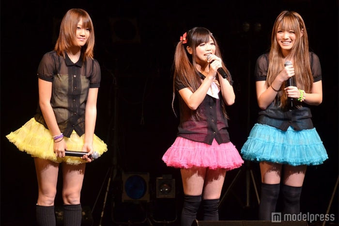 ギャル アイドル のいいとこ取りガールズ ミニスカでキュートに熱唱 モデルプレス