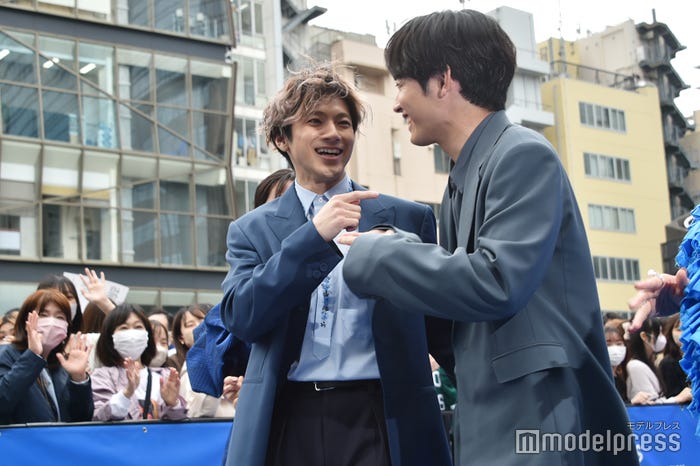 なにやら楽しそうな山田裕貴&赤楚衛二(C)モデルプレス