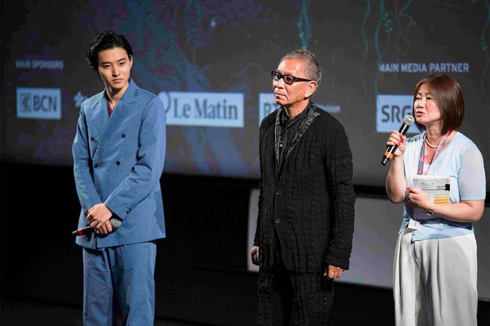 山崎賢人、三池崇史監督(C)2017 映画「ジョジョの奇妙な冒険 ダイヤモンドは砕けない 第一章」製作委員会 (C)LUCKY LAND COMMUNICATIONS/集英社