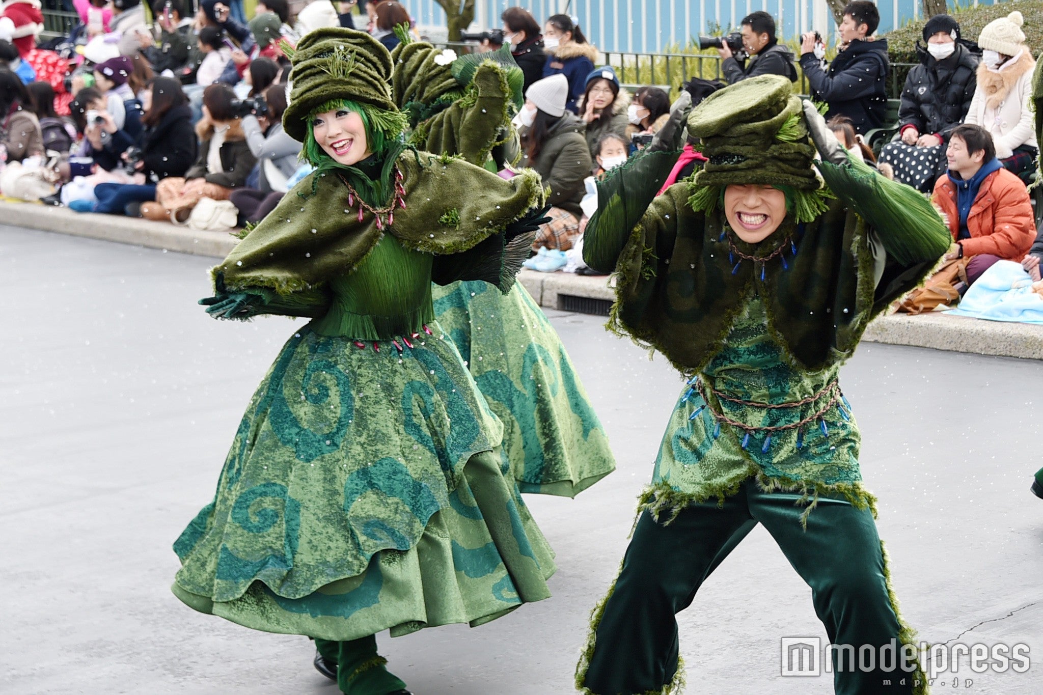 苔をイメージしたコスチュームのダンサーたち／「フローズンファンタジーパレード」（C）モデルプレス