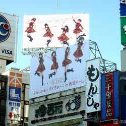 AKB48話題の広告「渋谷ハチ公口」