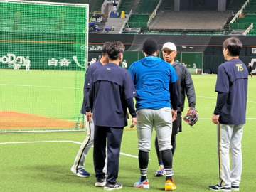 オリックス・マチャドが謝罪 23日にソフトバンク・石塚に顔面死球 岸田監督と小久保監督のもと訪れ神妙な面持ちで頭下げる 石塚は下顎骨折の診断