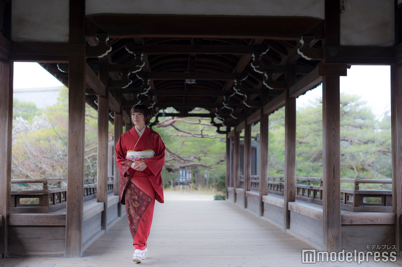 朝の神苑を独り占め（C）モデルプレス