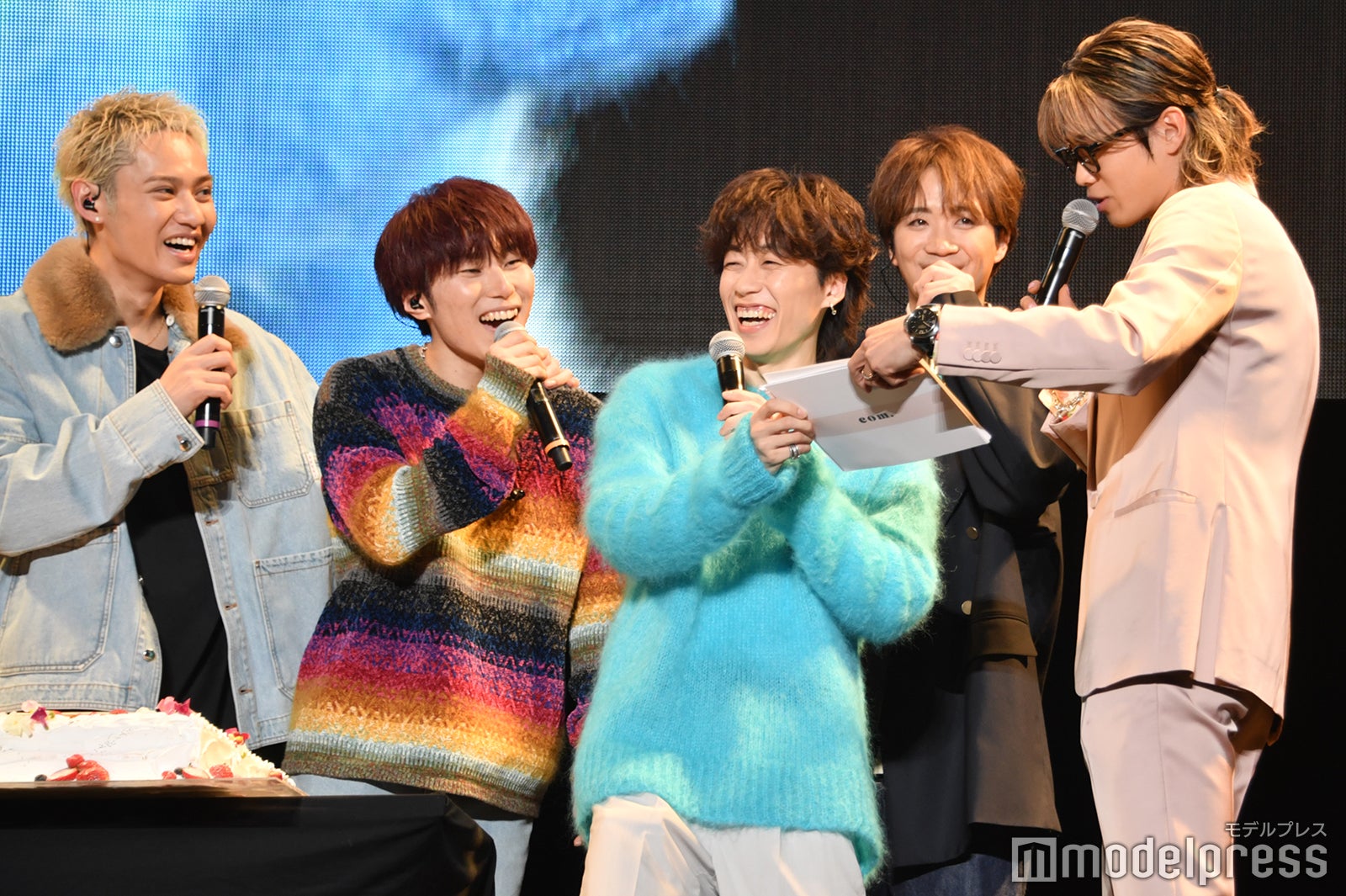 台本を見て驚くコムドット（左から）ひゅうが、あむぎり、ゆうた、ゆうま、やまと （C）モデルプレス