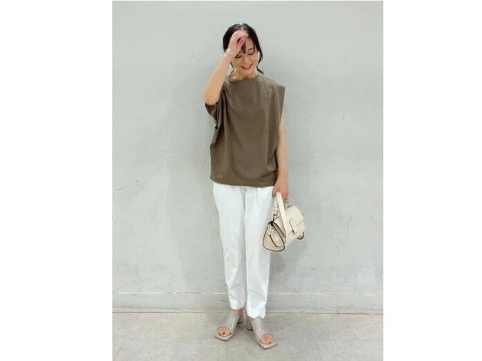 二の腕が目立たないデザインのノースリーブカットソーがあると便利　出典：WEAR