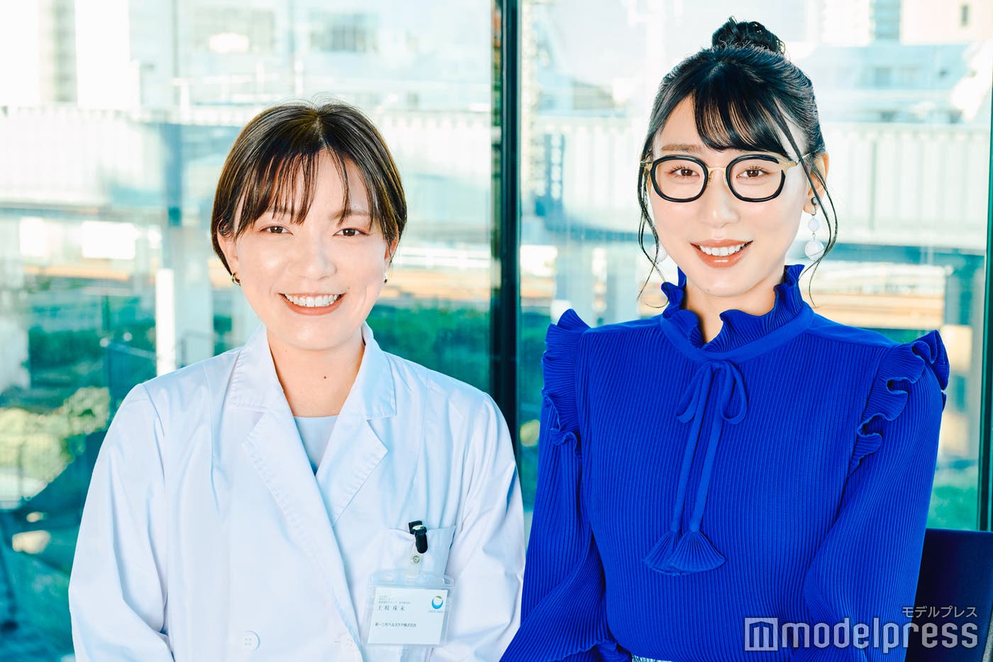 (左から)第一三共ヘルスケア 研究センター・土岐珠未氏、ハシヤスメ・アツコ(C)モデルプレス