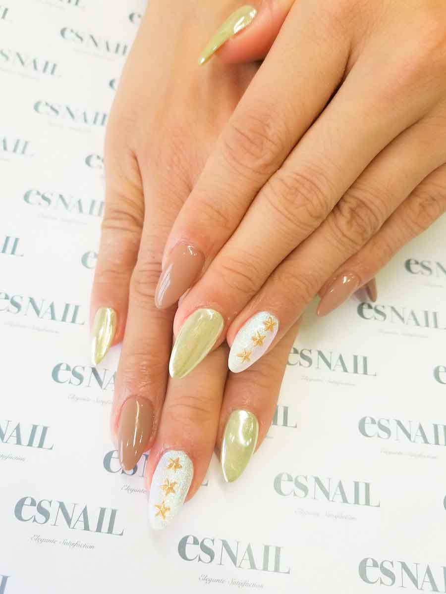 ミラーネイルや星のスタッズをプラス／画像提供：esNAIL