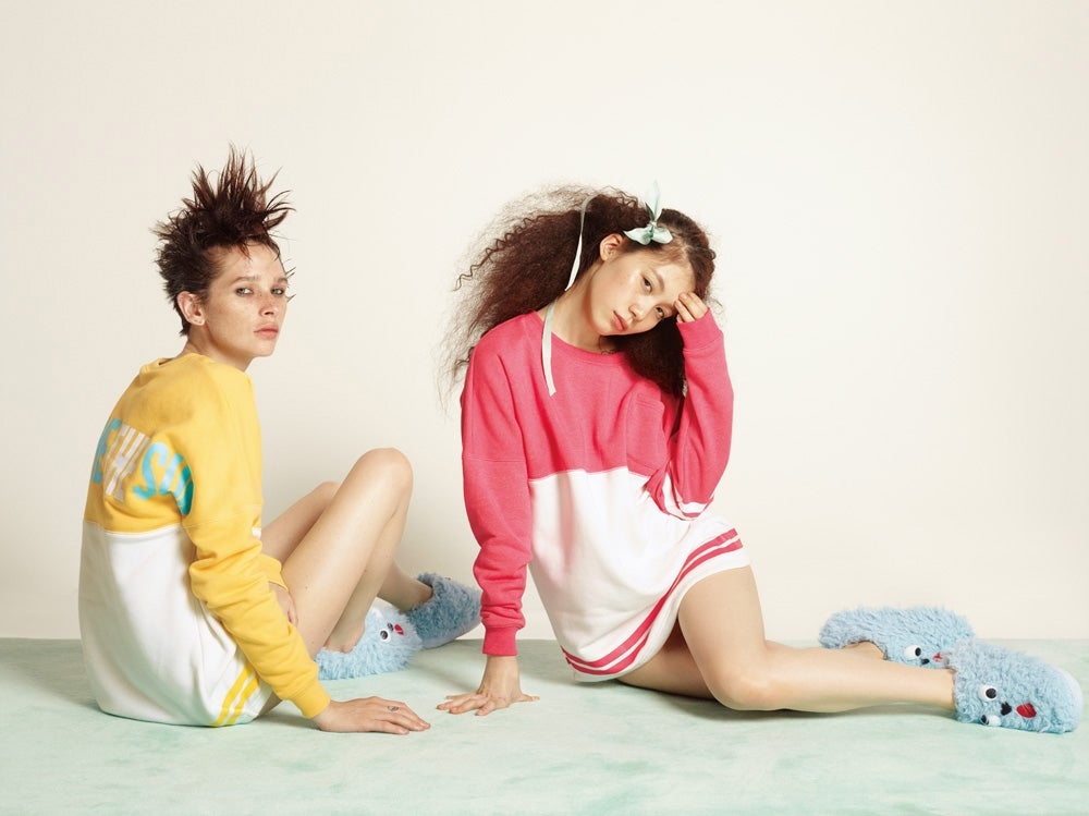 サラ・カミングス、宮本彩菜／YMスウェットミニミニワンピ（画像提供：ピーチ・ジョン）