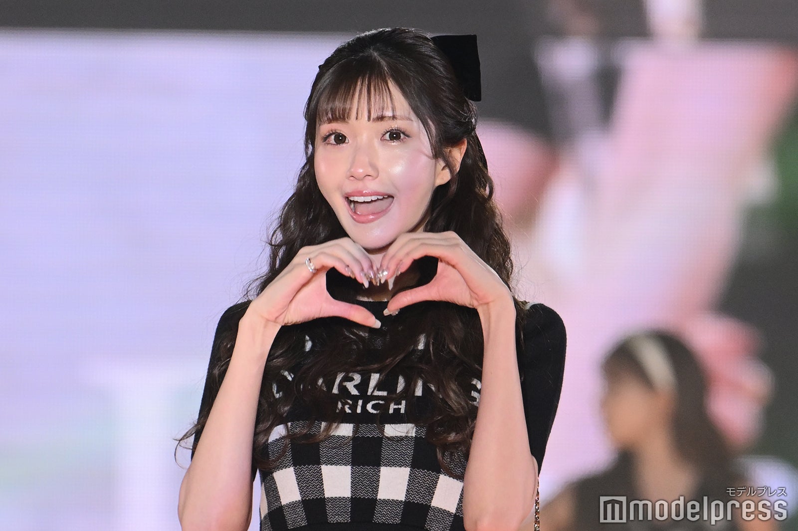北新地No.1キャバ嬢ひめか、ミニスカで美脚魅せ 愛らしさ全開