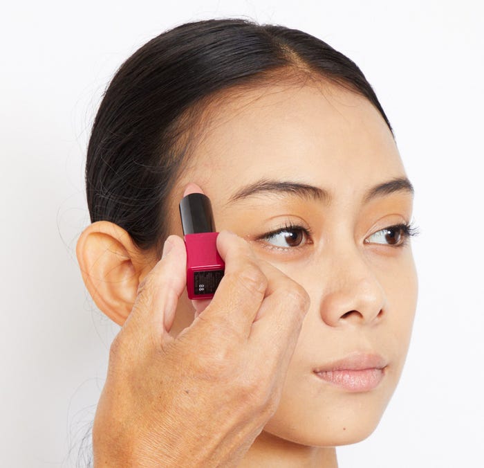 頬骨の下あたりから、目尻・こめかみまで軽く色を入れる。