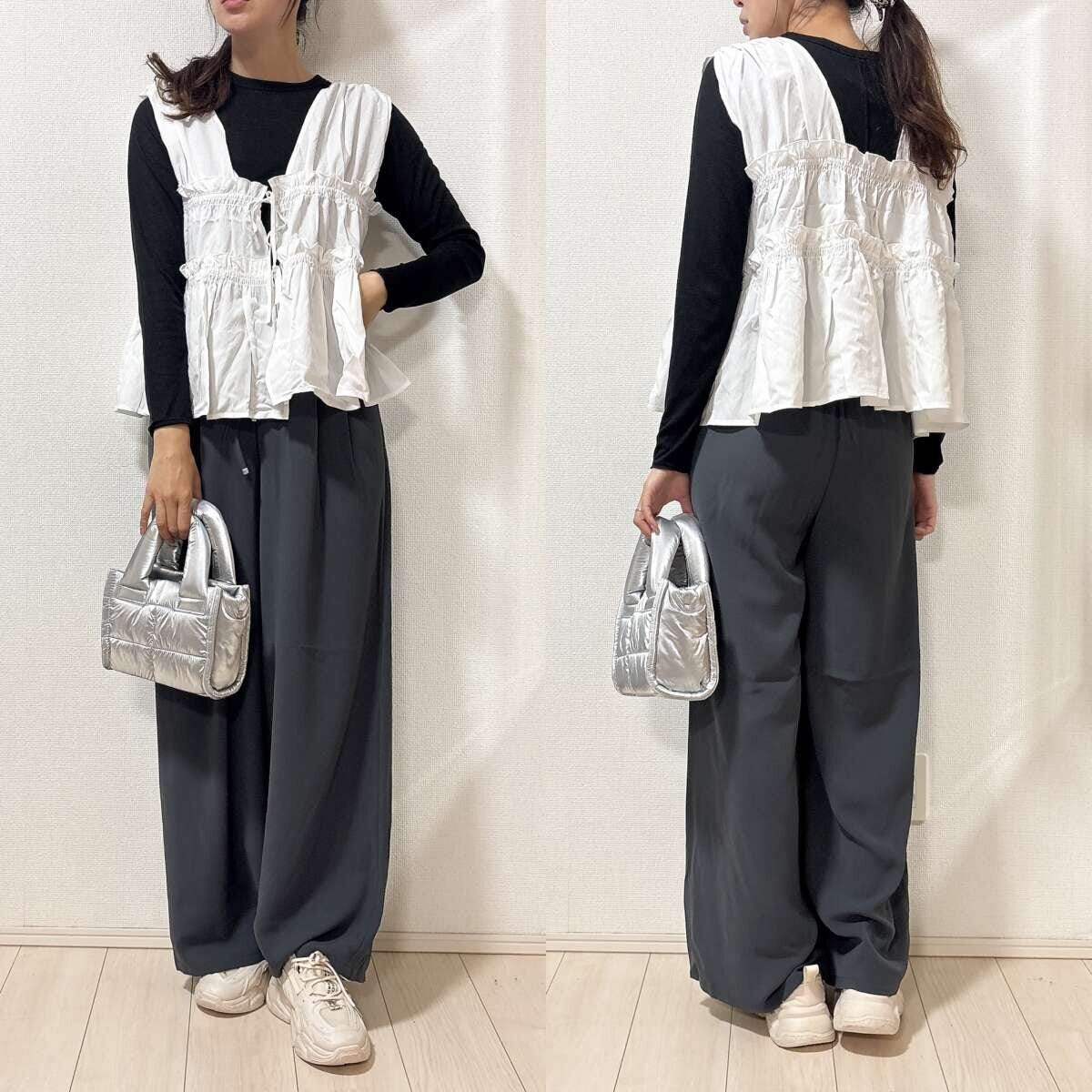 ブラックトップスと白フリルビスチェとワイドパンツのカジュアルコーデ全身