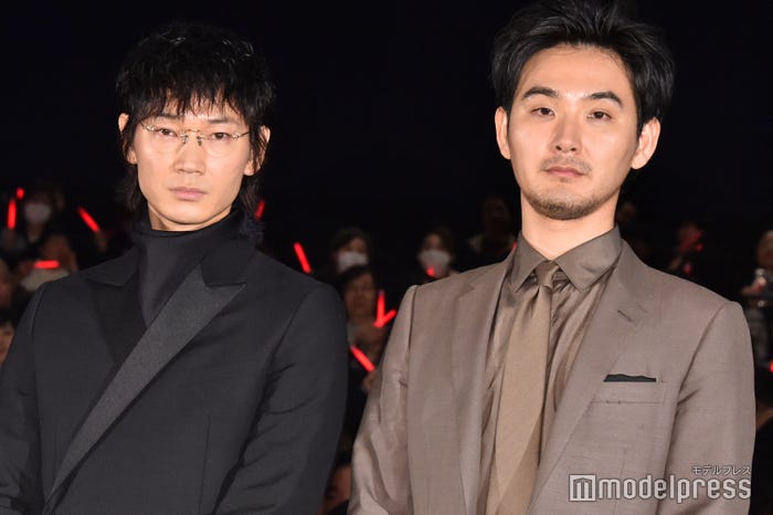 綾野剛、松田龍平 (C)モデルプレス