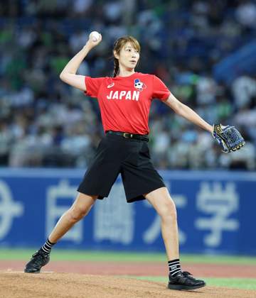 元バレー女子日本代表の狩野舞子が始球式 ノーバンならず手を頭に当てて悔しげな表情 185センチ美フォームから速球を投げ下ろす