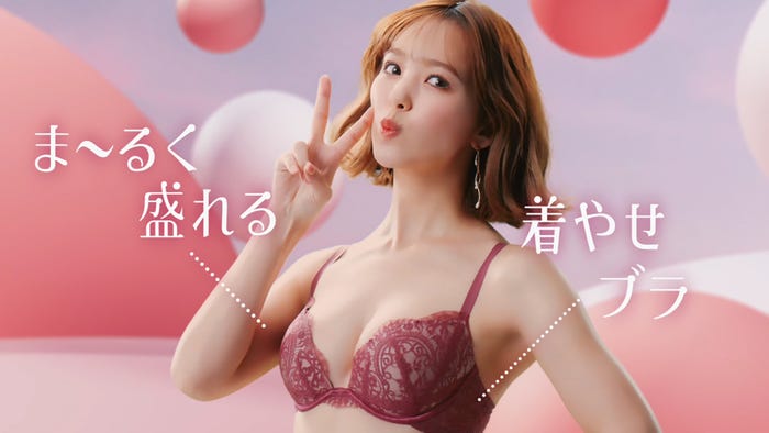 藤田ニコル/TVCM「ま~るく盛れる着やせブラ 欲張りにこるん篇」より(提供写真)