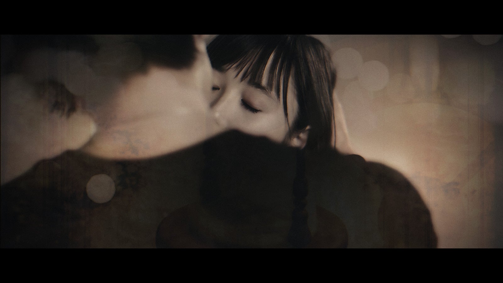 鈴木友菜／「Burning Like A Flame」MVより