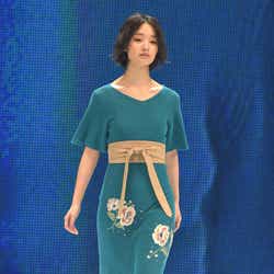 モデルプレス - 剛力彩芽、妖艶な色気溢れる女性にチェンジ 投げキッスも披露<神コレ2017S/S>