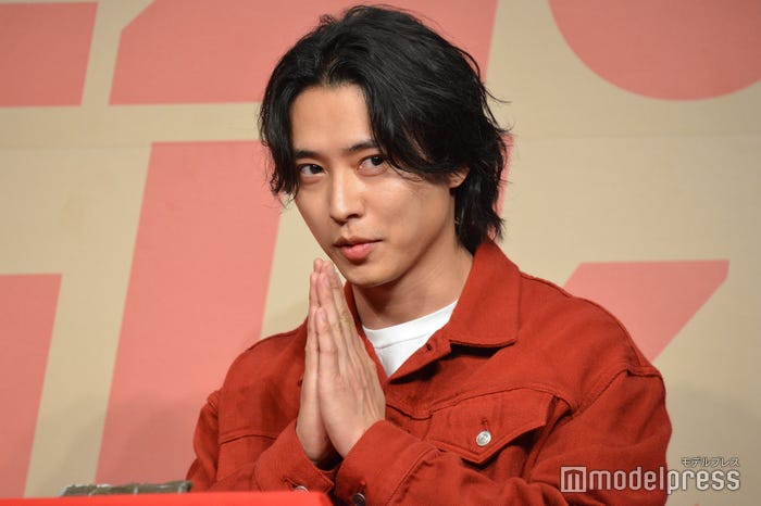 「いただきます」をしてから試食をする山崎賢人(C)モデルプレス