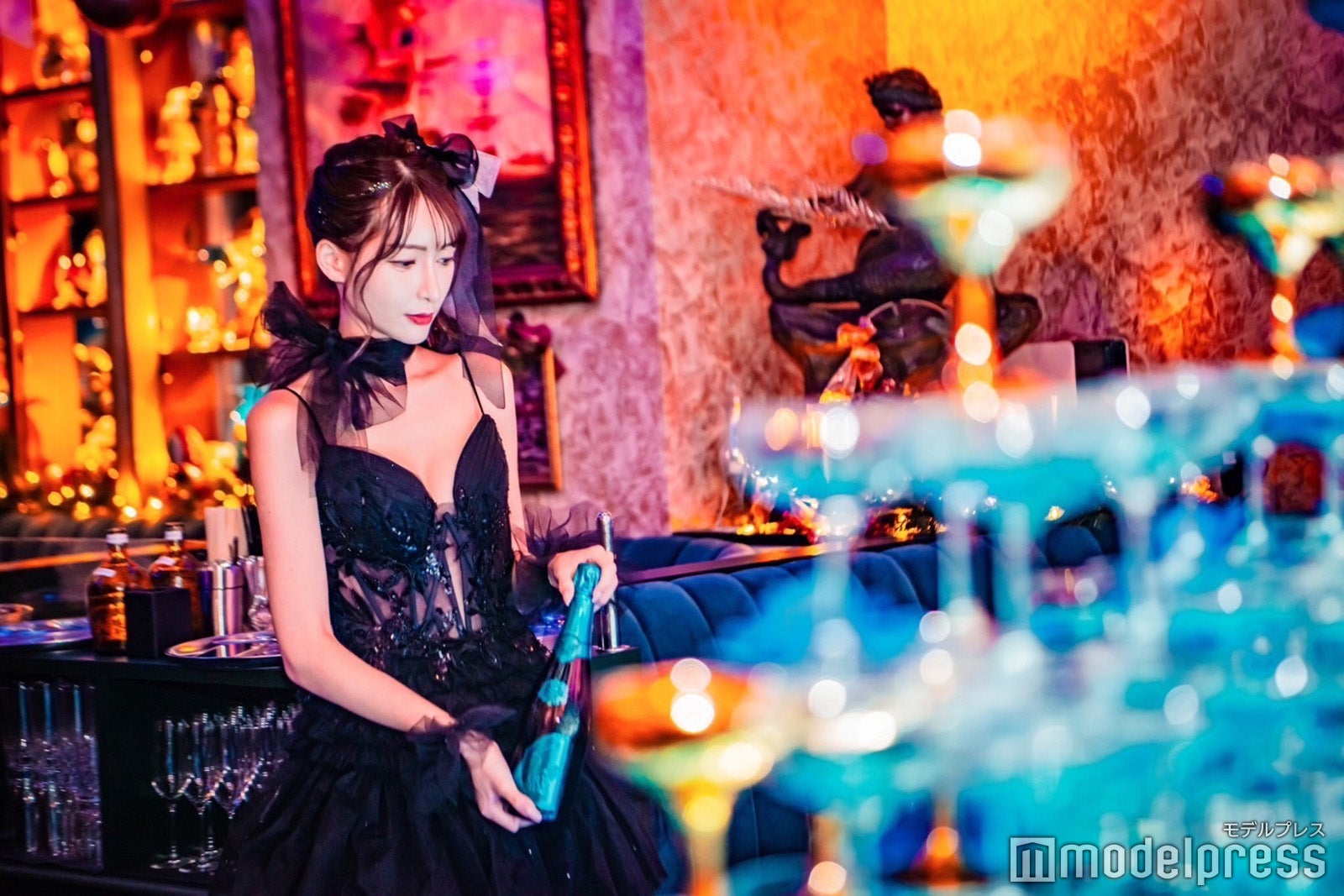 告知ポスターと同じ黒のドレス（C）モデルプレス