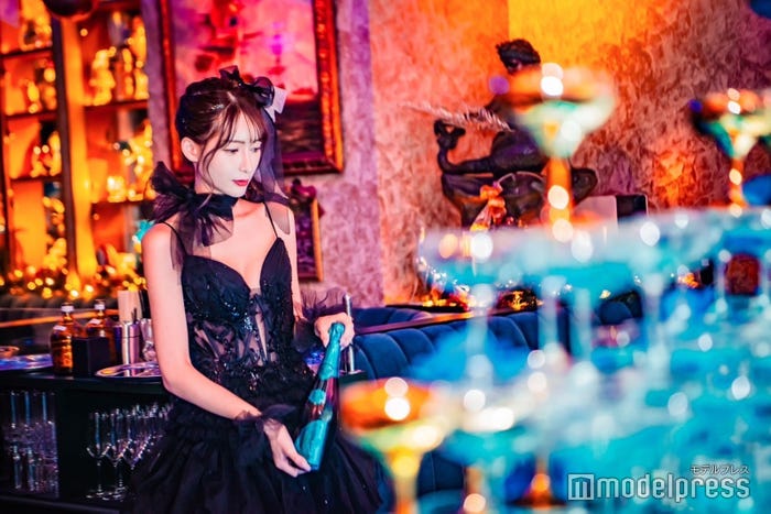 告知ポスターと同じ黒のドレス(C)モデルプレス