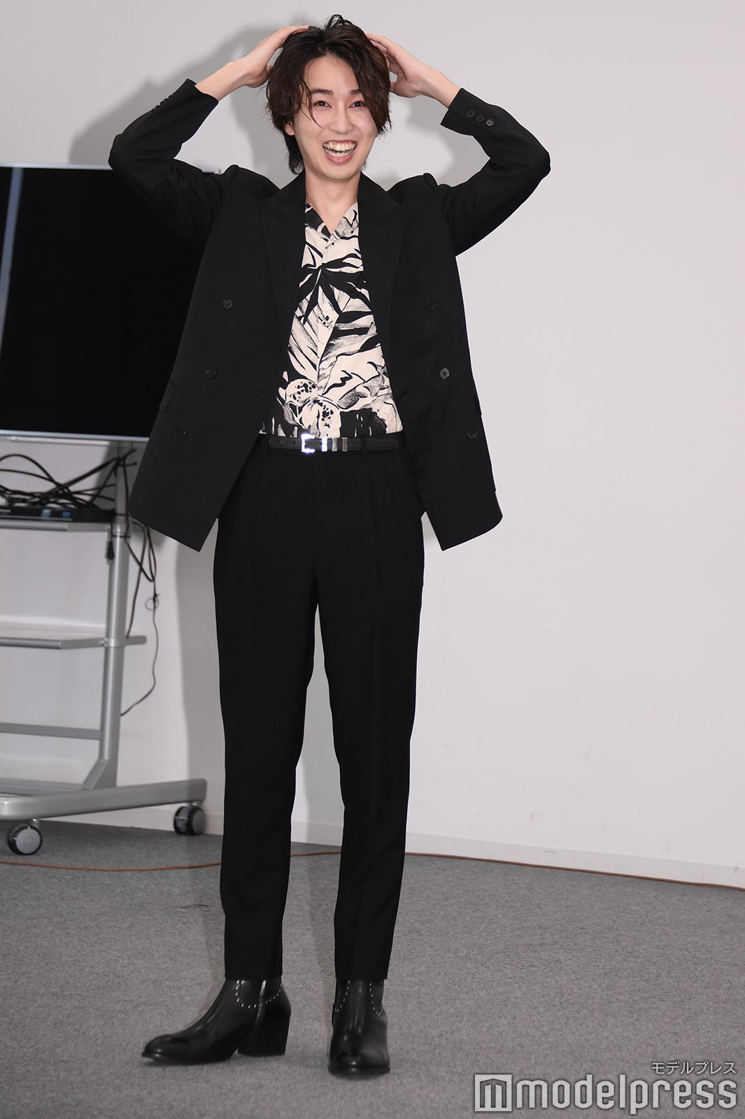 報道陣の数に驚くカルマ（C）モデルプレス