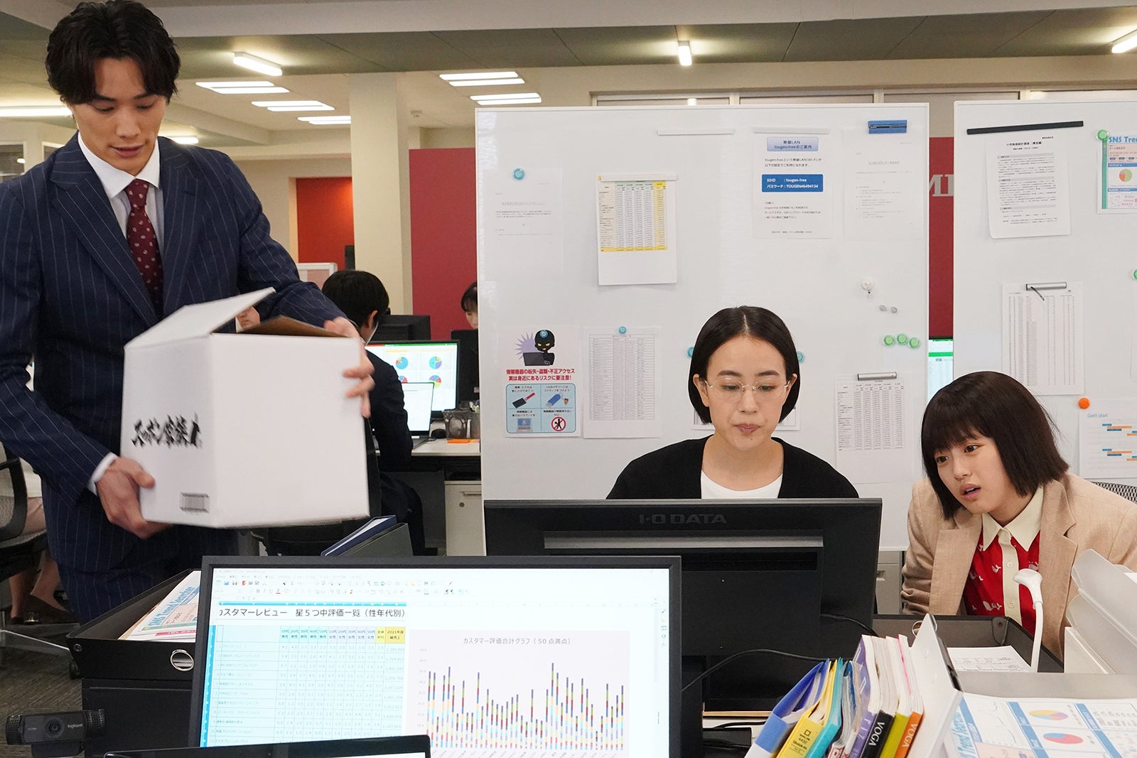 鈴木伸之、石橋静河、今田美桜／「悪女（わる）～働くのがカッコ悪いなんて誰が言った？～」第3話より（C）日本テレビ