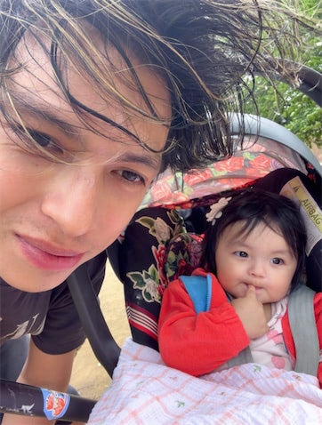 アレクサンダー、次女・グーちゃん連れ公園へ 長男との"サッカー前"ショットに「良いパパさん」