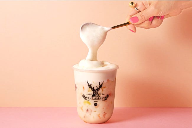 ジ アレイ「チーズクリームメープルミルクティー」3色ゼリーが彩り添える春限定ドリンク