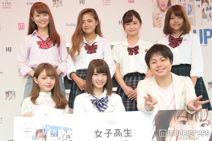 「女子高生ミスコン2016-2017」開会式/(前列左から)ちぃぽぽ、りこぴん、井上裕介(後列左から)みづき、あやたむ、まゆ、あーちゅん(C)モデルプレス