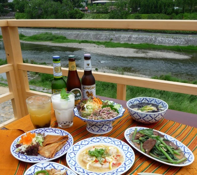 タイ料理も？京都の人がおすすめする「川床で楽しむ絶品グルメ」3選