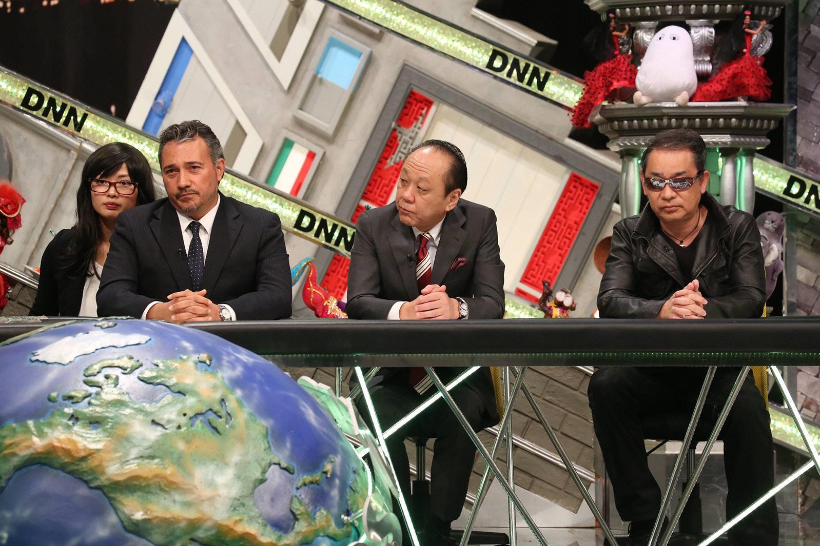 元FBI超能力捜査官という肩書のマイケル・ロズウェル、出口保行、五箇公一（C）フジテレビ