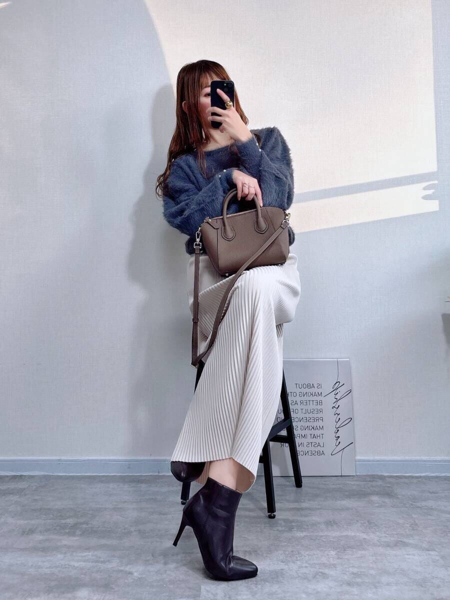 coca袖パールシャギーニットトップス　チャコールと白プリーツスカートコーデ