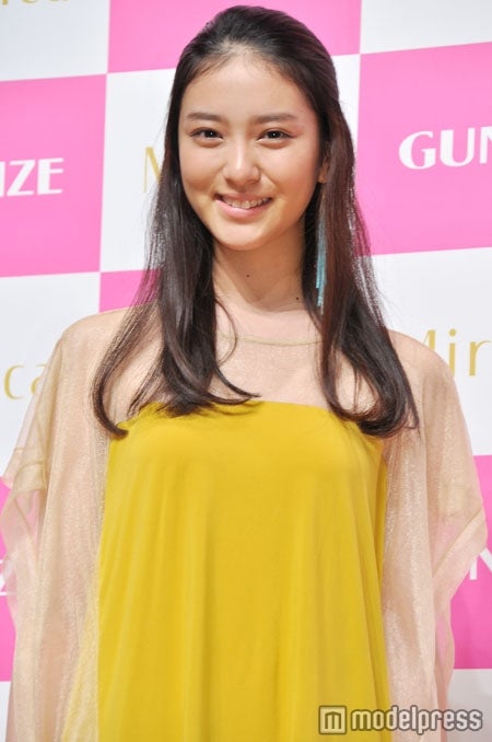 武井咲、ふんわりワンピで美脚披露　今春は“ミニスカ”宣言