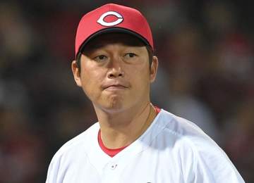 広島・新井監督と中日・井上監督が二塁上でメンバー表交換