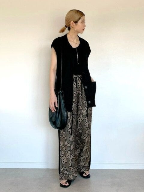 黒トップス　コーデ