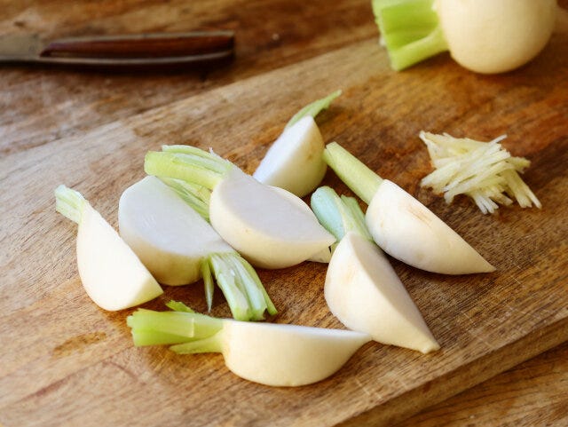 豚肉とかぶのクリーム煮　レシピ　かぶを切る