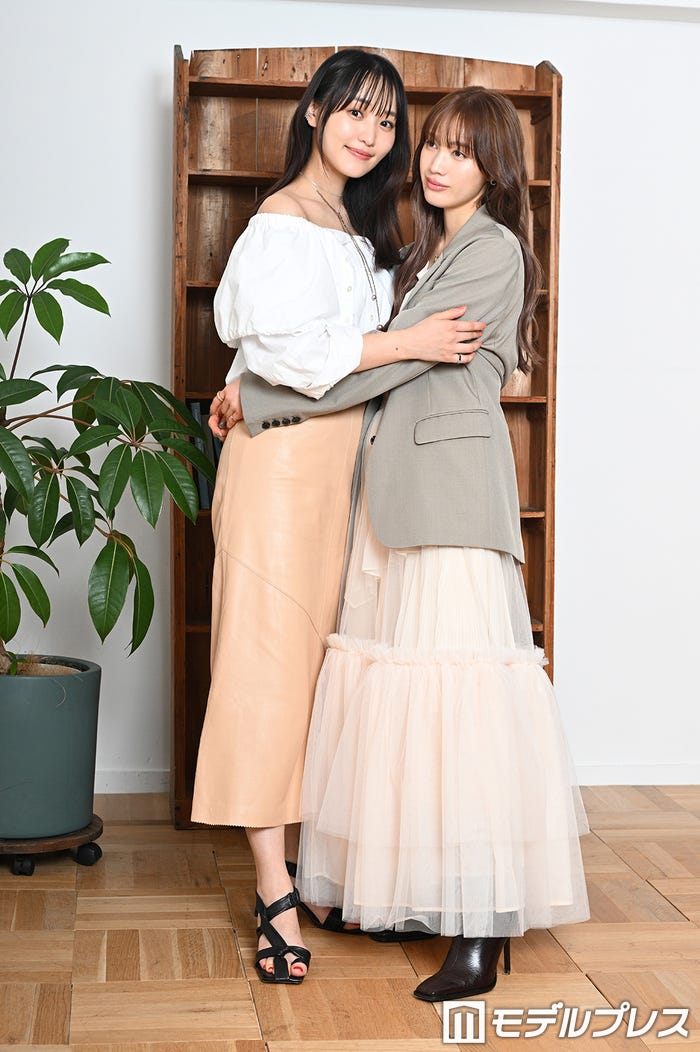 菅井友香、中村ゆりか/菅井 STY:福田亜由美(crêpe)HM:カワムラノゾミ/中村 STY:奥富思褒里 HM:澤田梨沙(C)モデルプレス