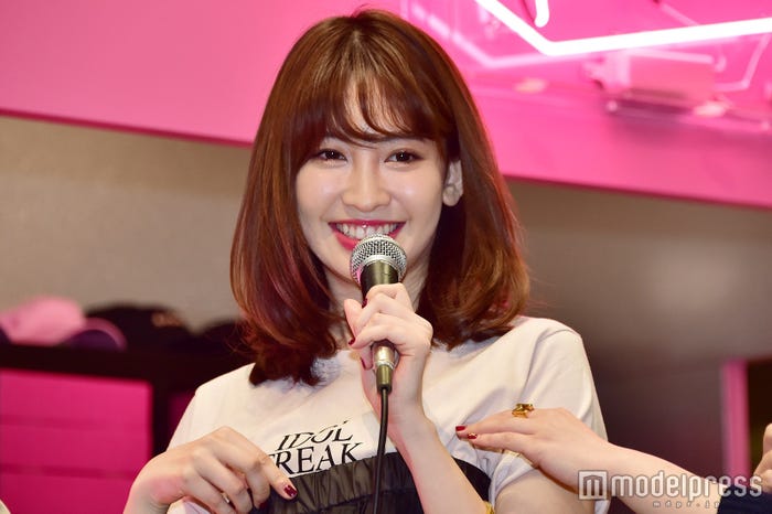 オタTをチラ見せする小嶋陽菜(C)モデルプレス