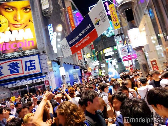 渋谷センター街/ワールドカップ日本VSコロンビア戦後の渋谷駅前 (C)モデルプレス