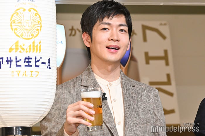 朝からビールを飲んで幸せそうな松下洸平(C)モデルプレス