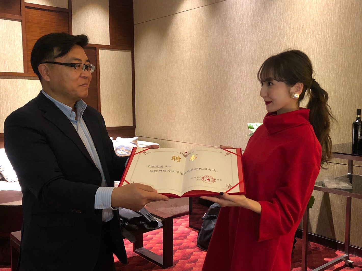 任命書を受け取る平木愛美（写真提供：所属事務所）