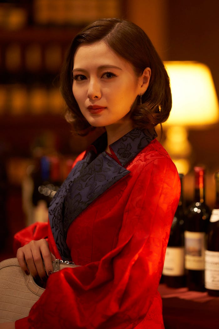 白石麻衣(C)迫稔雄/集英社(C)2022映画「嘘喰い」製作委員会