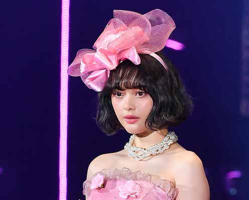 玉城ティナ、デコルテ全開ガーリードレスで“お人形”のような美しさ披露<TGC2017 S/S>